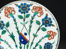 Dish with coat of arms, probably Iznik, about 1570 (Museum no: EAX.3268)