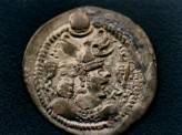 Fig. 3. Sasanian silver coin with royal portrait showing a horned helmet. Recovered in Dulan, Qingha. © Qinghai Archaeological Institute