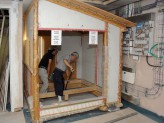 Master carpenter Amakasu Eiichirō and plasterer Ebara Hisanori constructing the tea house. © Ashmolean Museum, University of Oxford