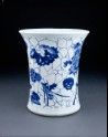 Blue-and-white brush pot with cracked-ice decoration
