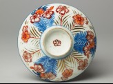 Lid with chrysanthemums