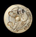 Manjū netsuke depicting Tadanobu defending himself with a gō board (EA2001.69)