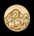 Manjū netsuke depicting Yojō stabbing Zhao Wuxu's cloak (EA2001.97)