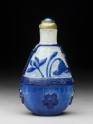 Glass snuff bottle with lotus flowers