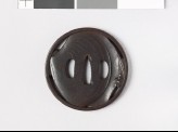 Round tsuba with clam shells