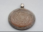 Oval bezel amulet from a pendant, with thuluth inscription and concentric circle decoration (LI1008.26)