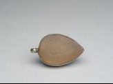 Heart-shaped bezel amulet from a pendant, with nasta’liq and thuluth inscription (LI1008.29)