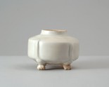 White ware jar with four animal paws