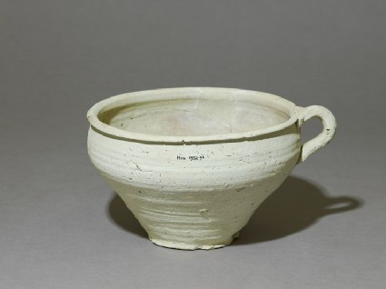 Earthenware pot with handleoblique