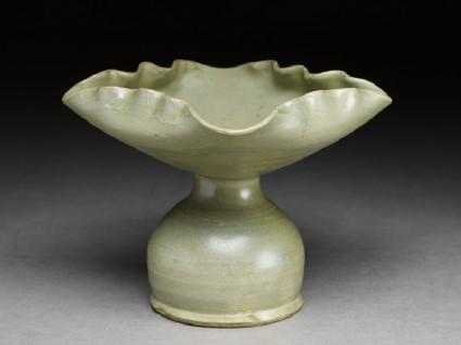Greenware spittoon with square mouthoblique