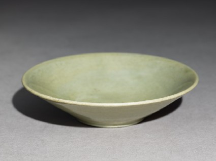 Greenware bowl with a wide foot ringoblique