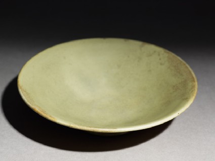Greenware bowl with a wide foot ringoblique