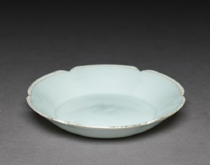 White ware dish with lobed lipoblique