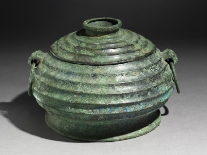 Ritual food vessel, or gui, with taotie masksoblique