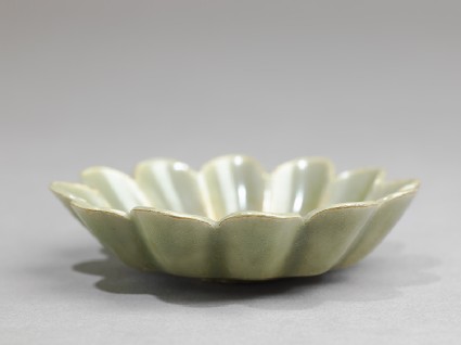 Greenware dish with fluted sidesoblique