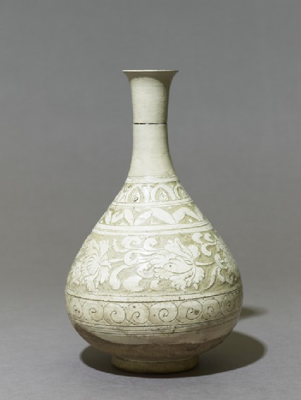 Cizhou type vase with floral decorationside