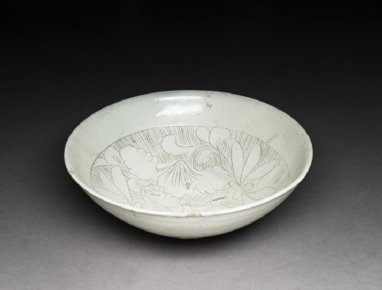 Cizhou type bowl with floral decorationoblique