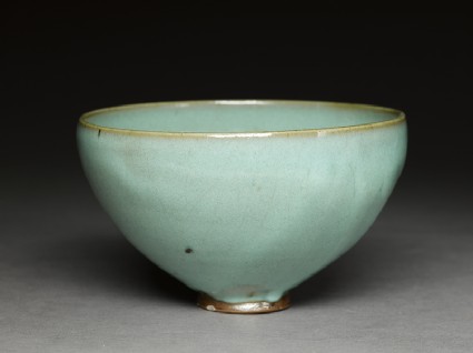 Deep bowl with blue glazeoblique