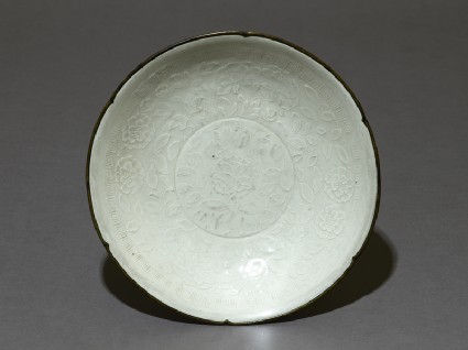 White ware dish with floral decorationtop