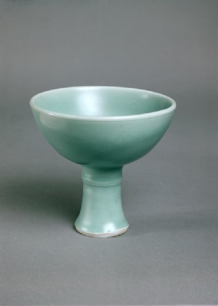 Greenware stem cup with single ridgeoblique