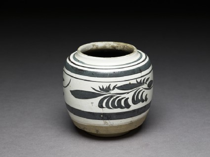 Cizhou type jar with floral decorationoblique