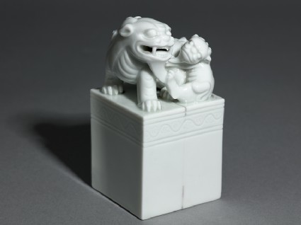 Porcelain seal surmounted by shishi, or lion dog, and pupoblique