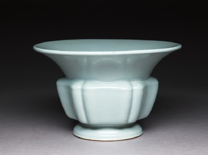 Jardiniere with green glazeoblique