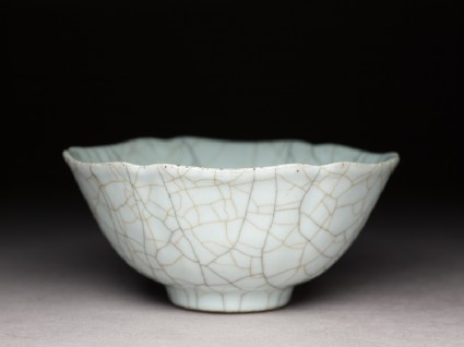Bowl with crackled glaze in the style of Ge wareoblique