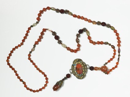 Necklace with agate broochfront