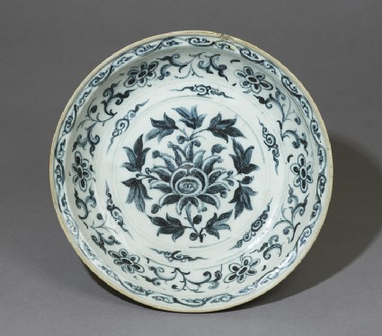 Blue-and-white dish with floral decorationtop