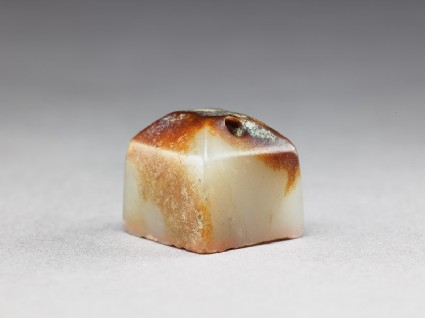 Jade seal with pyramidal topoblique