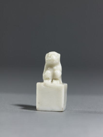 Porcelain seal surmounted by a seated animalside