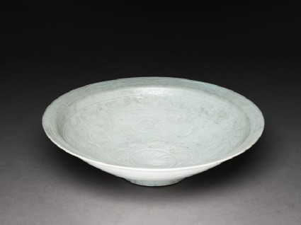 Dish with floral decorationoblique