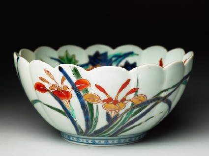 Fluted bowl with floral decorationoblique