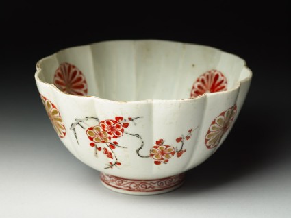Fluted bowl with floral decorationoblique