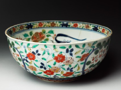 Bowl with floral decorationoblique