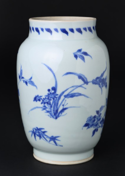 Blue-and-white jar with floral decorationfront