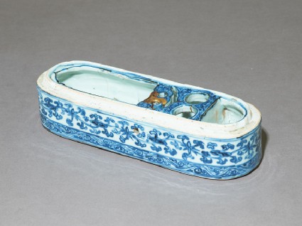 Blue-and-white pen box with foliage and scrollsoblique, base only