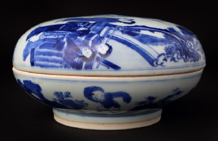 Blue-and-white box and lid with moon goddess Chang Efront