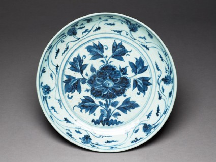 Blue-and-white dish with flowerstop