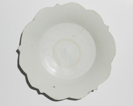White ware dish with foliated rimtop