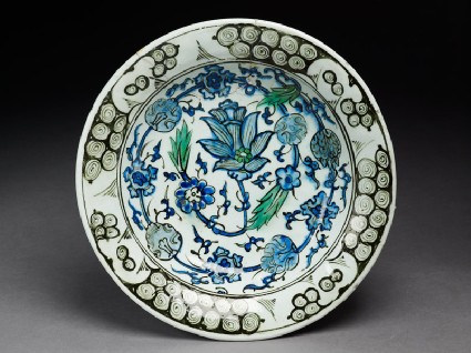 Dish with flowerstop