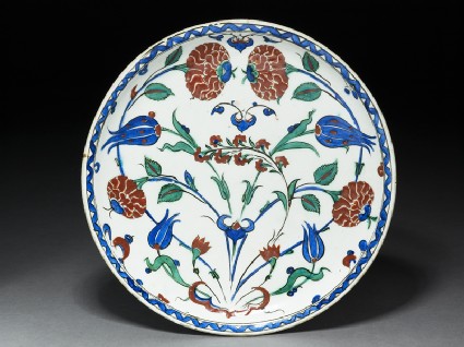 Dish with roses and tulipstop