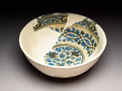 Bowl with plant, arabesque, and vegetal borderoblique