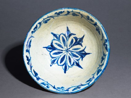 Bowl with rosette and vegetal scrolltop