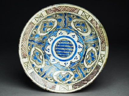 Bowl with vegetal decorationtop