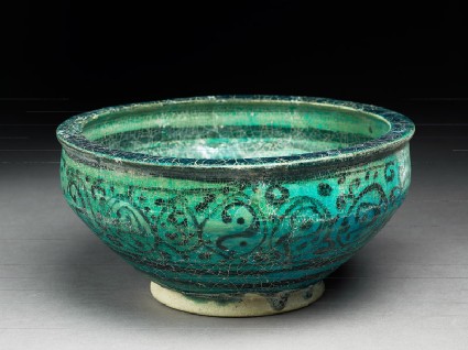 Bowl with floral decorationoblique