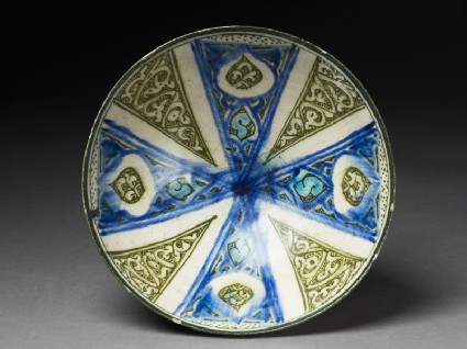 Bowl with radial design and drop-shaped cartouchestop