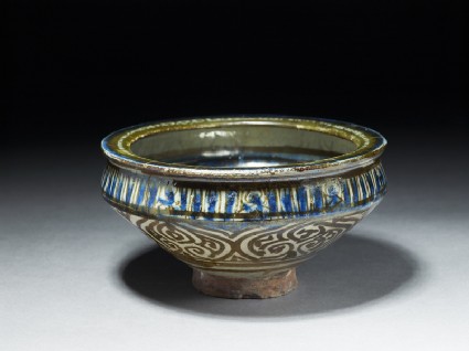 Bowl with flying phoenix and vegetal decorationoblique