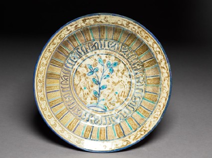 Dish with two birds, pseudo-naskhi inscription, and leavestop